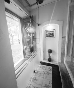 un corridoio con una finestra e un cartello che dice di Alcamim Guesthouse a Elvas