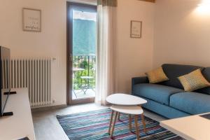 レンノにあるCorte Masnate - Blueのリビングルーム(ソファ、テーブル付)、窓が備わります。