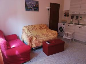 ein kleines Wohnzimmer mit einem Sofa und einer Küche in der Unterkunft La Dimora di Anna in Praia a Mare