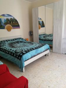Schlafzimmer mit einem Bett und einem Spiegel in der Unterkunft La Dimora di Anna in Praia a Mare