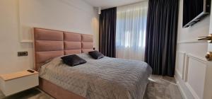 een slaapkamer met een groot bed met twee kussens erop bij Apartment Eclipse in Opatija