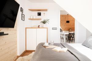 Posteľ alebo postele v izbe v ubytovaní Mountain Base - Dwupoziomowy apartament "Przy lesie II" z prywatnym jacuzzi w Kościelisku