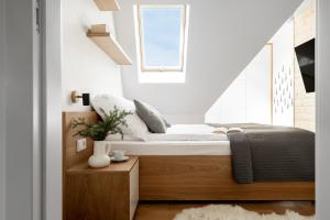 Posteľ alebo postele v izbe v ubytovaní Mountain Base - Dwupoziomowy apartament "Przy lesie II" z prywatnym jacuzzi w Kościelisku
