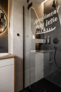 Fotografia z galérie ubytovania Mountain Base - Dwupoziomowy apartament "Przy lesie II" z prywatnym jacuzzi w Kościelisku v destinácii Kościelisko + 16 fotografií