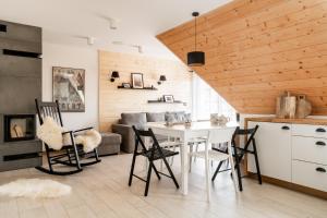 Fotografia z galérie ubytovania Mountain Base - Dwupoziomowy apartament "Przy lesie II" z prywatnym jacuzzi w Kościelisku v destinácii Kościelisko