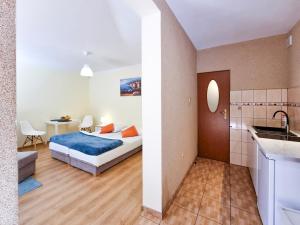 a hotel room with a bed and a kitchen at Apartamenty przy Parku Zdrojowym in Świnoujście
