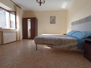 een slaapkamer met een groot bed en een raam bij Old Town House in San Romano