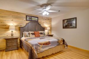1 dormitorio con 1 cama y ventilador de techo en Hillside Happiness Cabin 9 Mi to Pigeon Forge!, en Sevierville