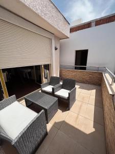 un patio con sedie e tavoli su un balcone di Großzügige Wohnung in zentraler Lage mit Balkon a Sarandë Altre 11 foto