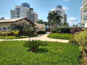 a walkway through a park with two tall buildings at Nautilus Paraíso Tropical - Vista ao Mar in Penha