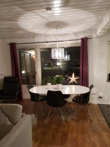 ein Wohnzimmer mit einem Tisch, Stühlen und einem Sofa in der Unterkunft Torstuna in Stockholm