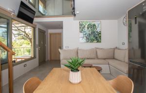 - un salon avec une table et un canapé dans l'établissement Casa Spiaggia, à Marathias