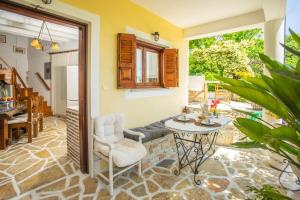 una camera con patio arredato con tavolo e sedie di Traditional family villa southern lefkada a Sívros