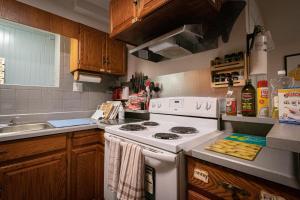 a kitchen with a white stove and a sink at Pring Guesthouse in Hamilton