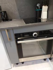 una cocina con estufa y encimera en Large cozy studio in Castellane /Gorges du Verdon, en Castellane