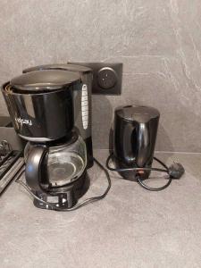 una cafetera y una tostadora en una encimera en Large cozy studio in Castellane /Gorges du Verdon, en Castellane