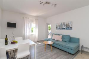 TV a/nebo společenská místnost v ubytování Apartments Basic Sveti Anton 88