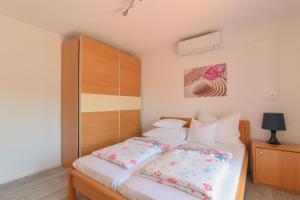 Postel nebo postele na pokoji v ubytování Apartments Basic Sveti Anton 88
