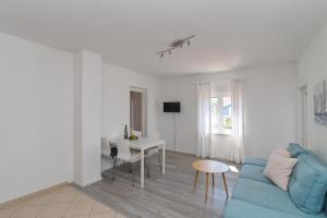 TV a/nebo společenská místnost v ubytování Apartments Basic Sveti Anton 88