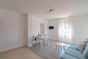 TV a/nebo společenská místnost v ubytování Apartments Basic Sveti Anton 88