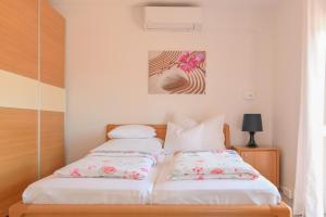 Postel nebo postele na pokoji v ubytování Apartments Basic Sveti Anton 88