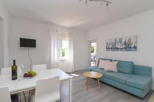 TV a/nebo společenská místnost v ubytování Apartments Basic Sveti Anton 88