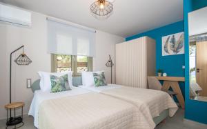 - une chambre avec 2 lits et une fenêtre dans l'établissement Casa Spiaggia, à Marathias