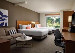 Habitación de hotel con 2 camas y sofá en Faro Blanco Resort & Yacht Club en Marathon