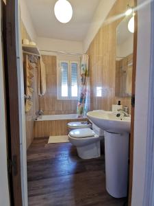 Apartamento vistas mar amplio في سانتا كروث دي تينيريفه: حمام مع مرحاضين ومغسلة وحوض استحمام
