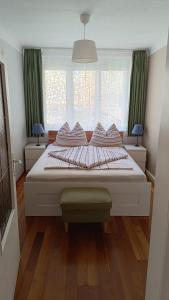 a bedroom with a large bed with a window at Moderne und schöne Wohnung in Graz