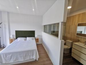 Habitación blanca con cama y baño. en Apartamento vistas mar amplio, en Santa Cruz de Tenerife