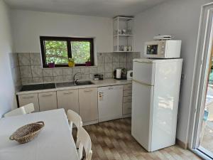 Kuchyň nebo kuchyňský kout v ubytování Apartment Ema