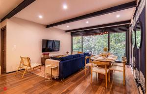 - un salon avec un canapé bleu et une table dans l'établissement Villa Horacio by Kukun, à Mexico