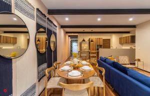 une salle à manger avec une table et un canapé bleu dans l'établissement Villa Horacio by Kukun, à Mexico