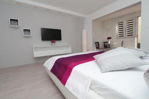 A bed or beds in a room at Modern Apartments