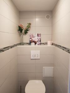 Een badkamer bij Private room in the appartment- Nearby Versailles