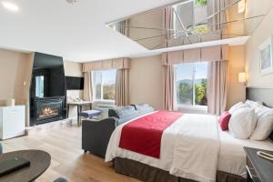 Postel nebo postele na pokoji v ubytování Hotel Bromont + 37 fotografií