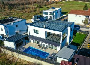 una vista aérea de una casa con piscina en Villa Keti, en Poreč