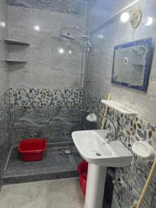 Koupelna v ubytování Alzohour Family condo with panoramic sea view