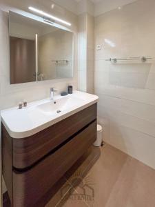 Koupelna v ubytování LE CARNOT Apartment for 2 by Sunset Riviera Holidays