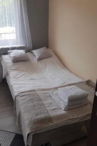 Posteľ alebo postele v izbe v ubytovaní Słoneczny pokój z balkonem.