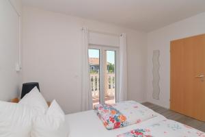 Postel nebo postele na pokoji v ubytování Apartments Basic Sveti Anton 88