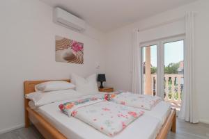 Postel nebo postele na pokoji v ubytování Apartments Basic Sveti Anton 88