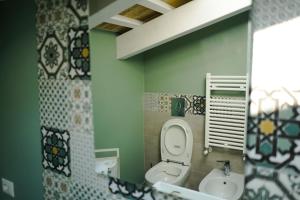 un piccolo bagno con servizi igienici e lavandino di Penelope a Porto SantʼElpidio