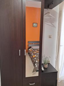 un armario con espejo y una cama en una habitación en Rhodian Wavespot en Ialyssos
