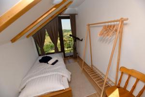 una camera con un letto e una grande finestra di Kuća za odmor Orly, jacuzzi, sauna, prekrasan pogled a Ludbreg
