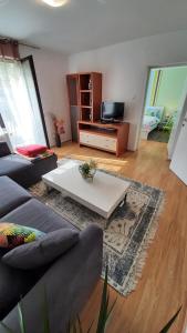 een woonkamer met een bank en een salontafel bij Apartman Mi-Bel in Zagreb