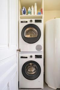CharvonnexにあるVilla Côte des Vignes x Annecy 15'の冷蔵庫の隣のキッチンに洗濯機と乾燥機があります。