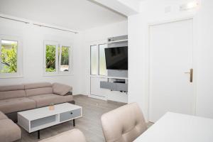 TV a/nebo společenská místnost v ubytování Apartmani Vrtodusic
