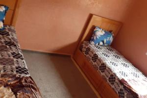 um quarto com duas camas num quarto em Appartement comfortable avec vue mer direct em Sidi Ifni
